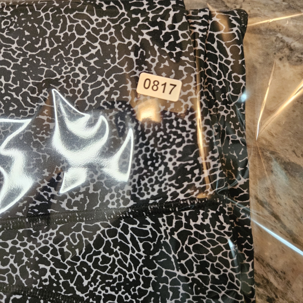lululemon athletica Black and White Patterned Leggings - Picture 13 of 13